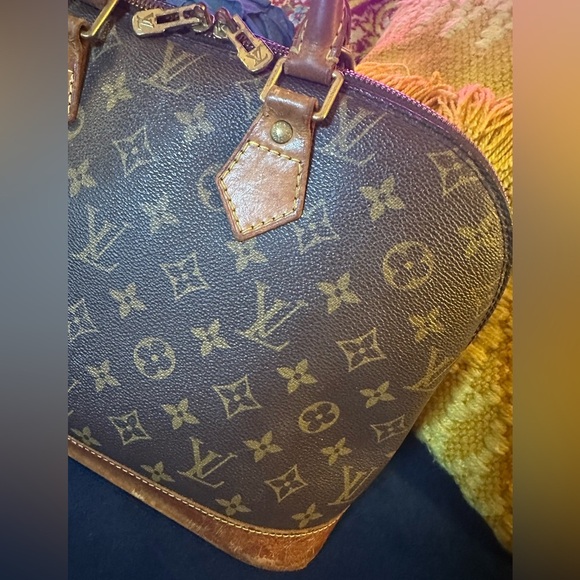 AUTHENTIC LOUIS VUITTON “Alma” purse - bottom damaged - Picture 3 of 16